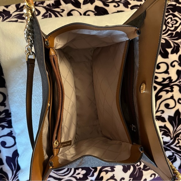 Michael Kors Purse - Picture 6 of 7